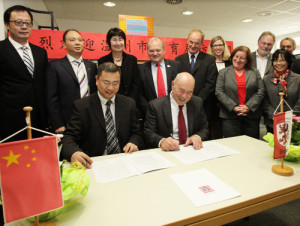 Der Schüleraustausch zwischen Gießen und Wenzhou ist besiegelt. Im Namen der deutschen und der chinesischen Delegation unterzeichnen Schulamtsdirektor Kipp (r.) und Zhang Zhihong das Abkommen.	(Foto: Schepp)