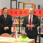 Herr Zhang Zhihong, Stellvertretender Leiter des Wenzhou Education Bureau, und Heinz Kipp, Leiter des Staatlichen Schulamtes in Gießen erläutern die Details der Rahmenvereinbarung zum Schüleraustausch