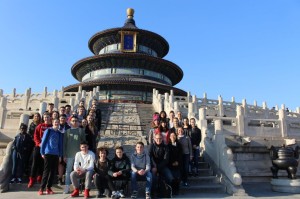 Die Gießener Schülergruppe am Himmelstempel in Beijing