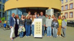 Über den ersten Austausch seit fünf Jahren mit der chinesischen Partnerstadt Wenzhou berichten Schüler vor Lehrkräften, Organisatoren, Vertretern des Schulamts sowie OB Frank-Tilo Becher in der Wirtschaftsschule am Oswaldsgarten. © Red