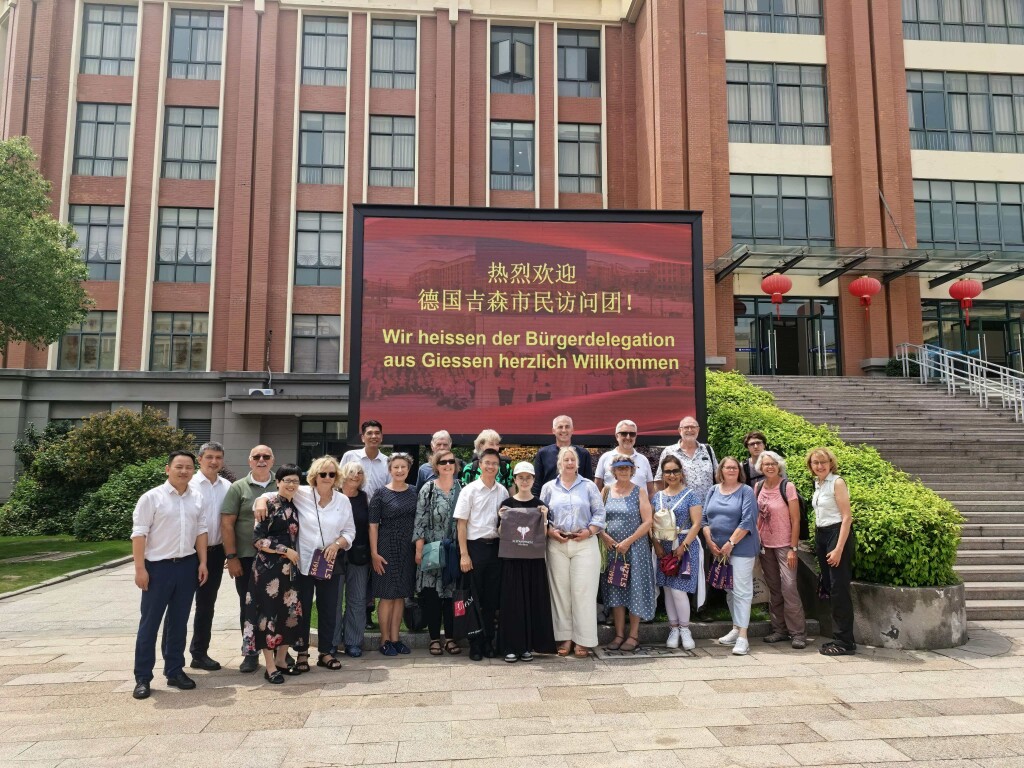 Die Gießener Besuchergruppe vor dem Hauptgebäude der Wenzhou International Language School